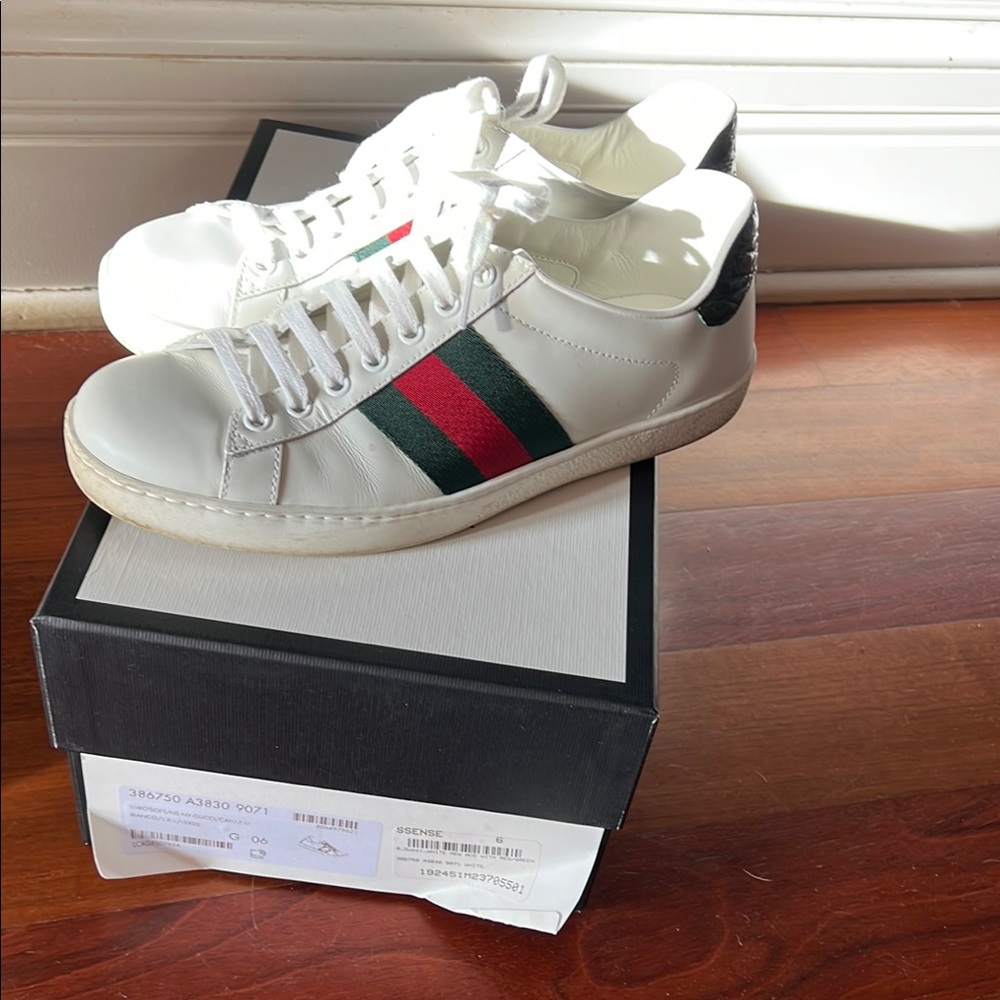 Gucci White and Green Leather Sneakers with Classic Design